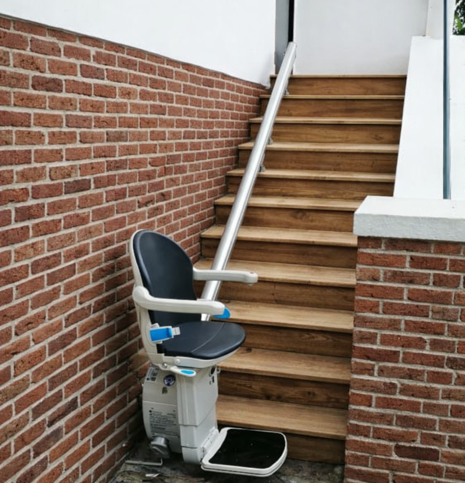 Monte-escalier extérieur demi palier